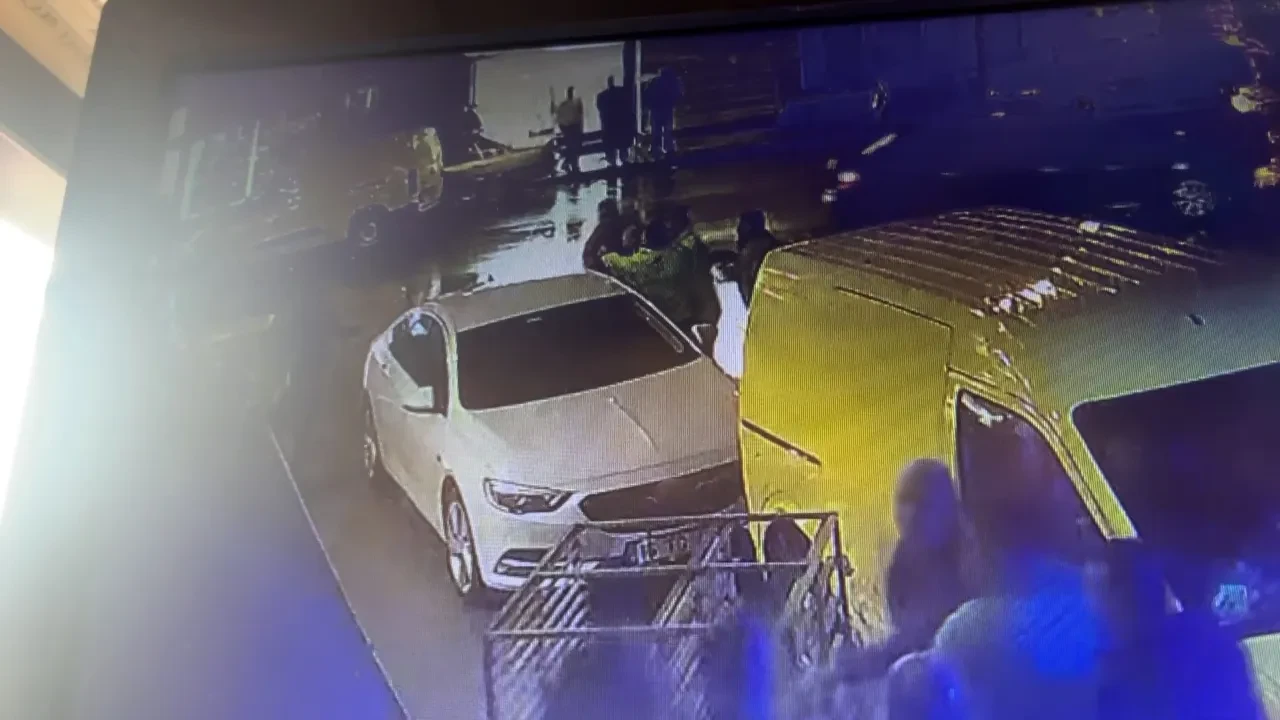 Polis memuruna kafa attı! O anlar kamerada