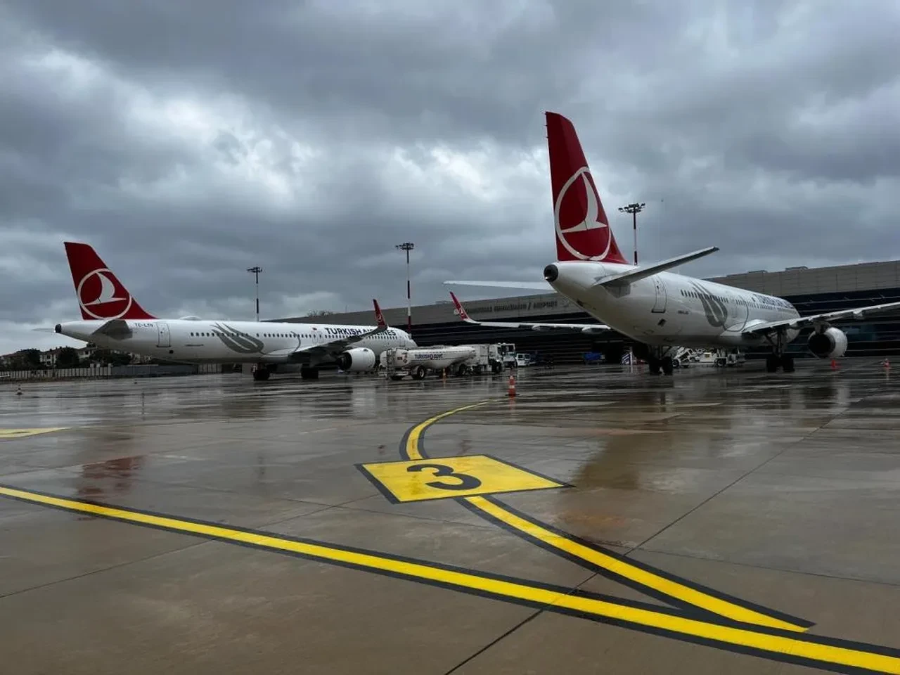 Sağanak ve fırtına İstanbul'da hava trafiğini felç etti: 46 uçak iniş yapamadı