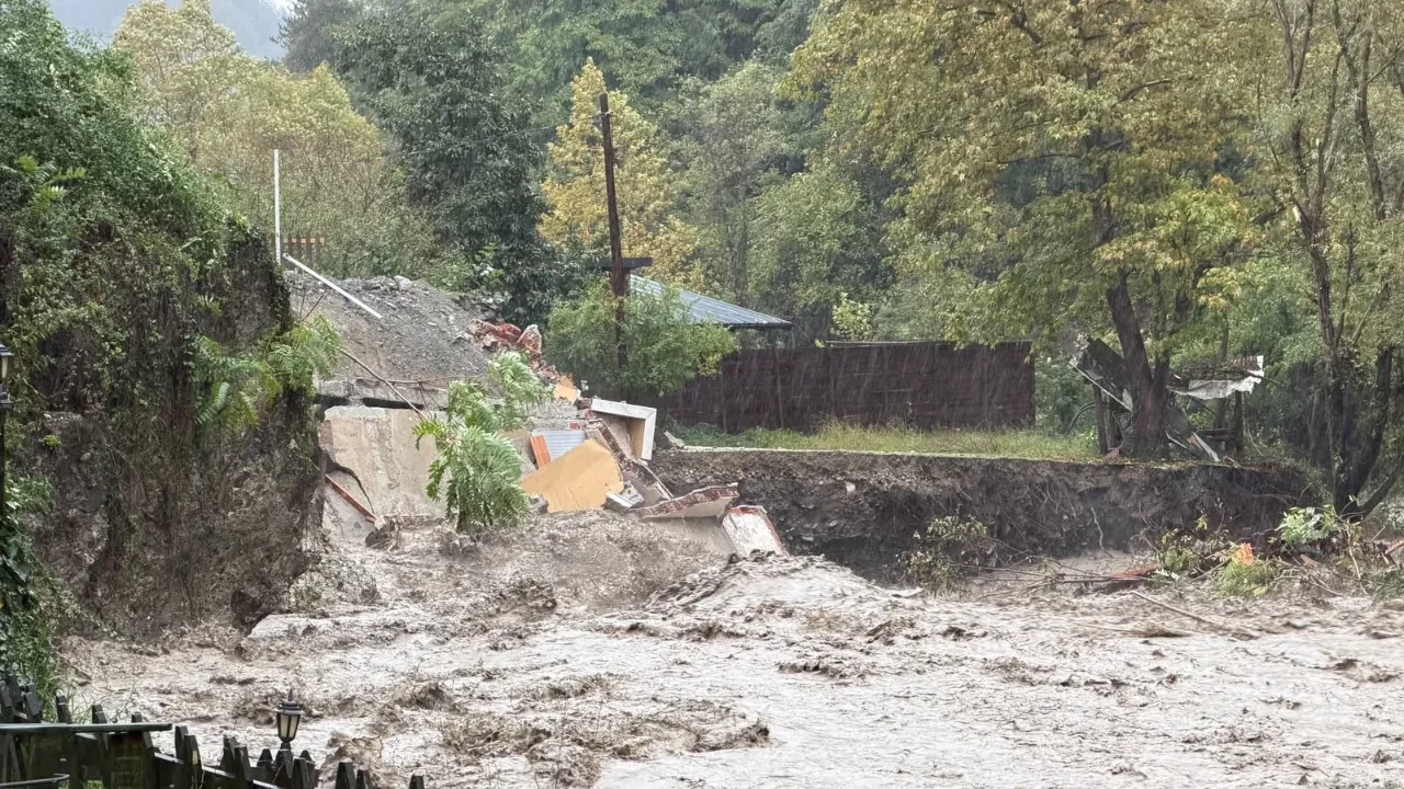Sakarya’da sel suları dere kenarındaki evi yıkıp geçti
