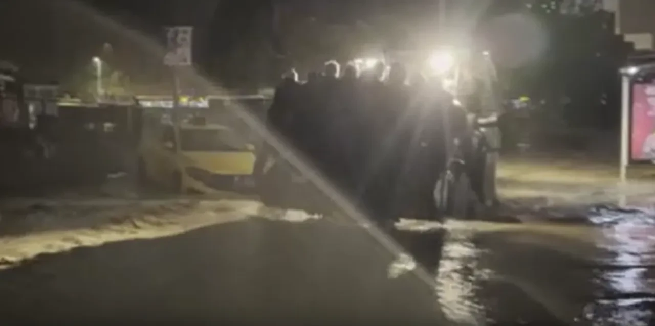 Sarıyer Ayazağa’da sel felaketine karşı dayanışma destanı: Şişme botlar, kepçeler ve halat köprülerle yardım eli uzatıldı
