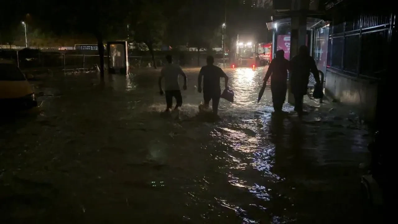 Sarıyer Ayazağa’da sel felaketine karşı dayanışma destanı: Şişme botlar, kepçeler ve halat köprülerle yardım eli uzatıldı