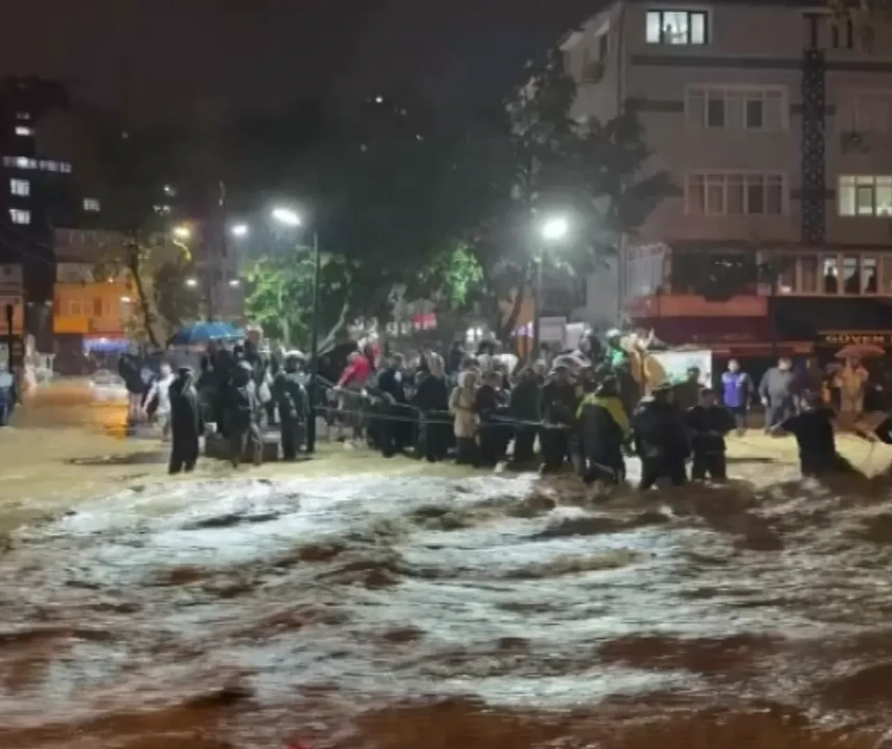 Sarıyer Ayazağa’da sel felaketine karşı dayanışma destanı: Şişme botlar, kepçeler ve halat köprülerle yardım eli uzatıldı