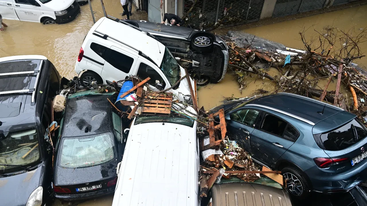 Sel felaketi İstanbul'u yıktı geçti 10