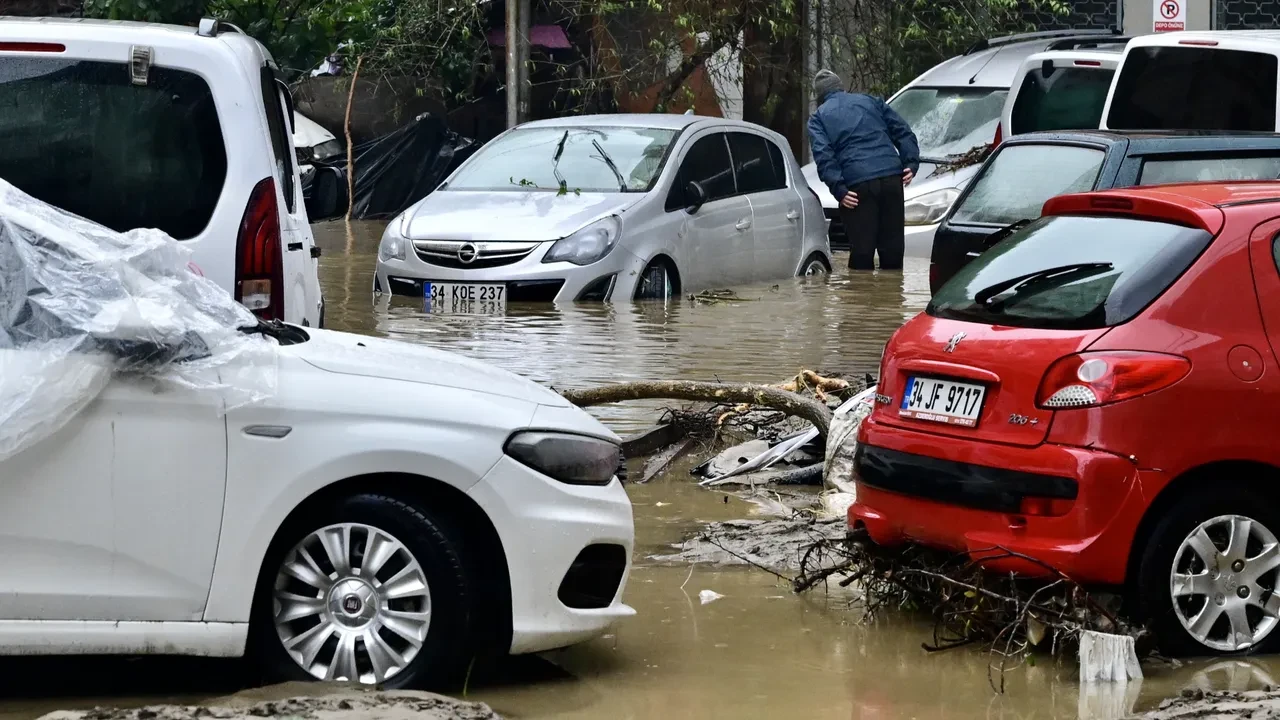 Sel felaketi İstanbul'u yıktı geçti 12