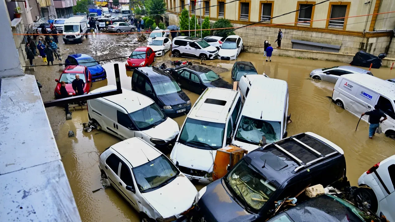 Sel felaketi İstanbul'u yıktı geçti 13