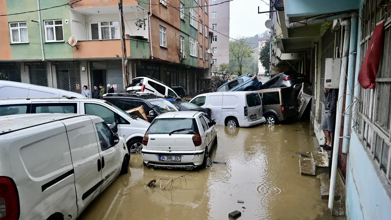Sel felaketi İstanbul'u yıktı geçti 14