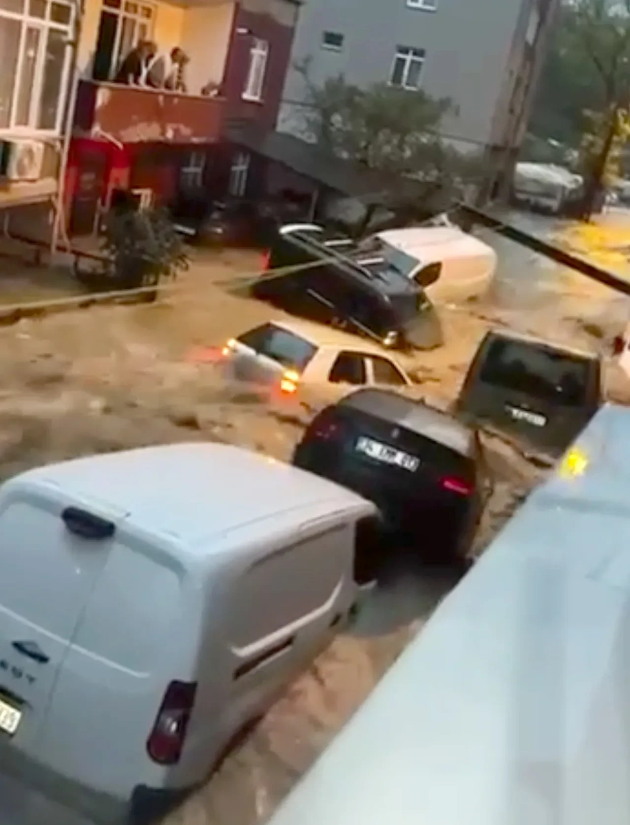 Sel hasarlı araç sahipleri dikkat! Otomobili sakın çalıştırmayın: En az 600 bin TL masraf çıkarıyor
