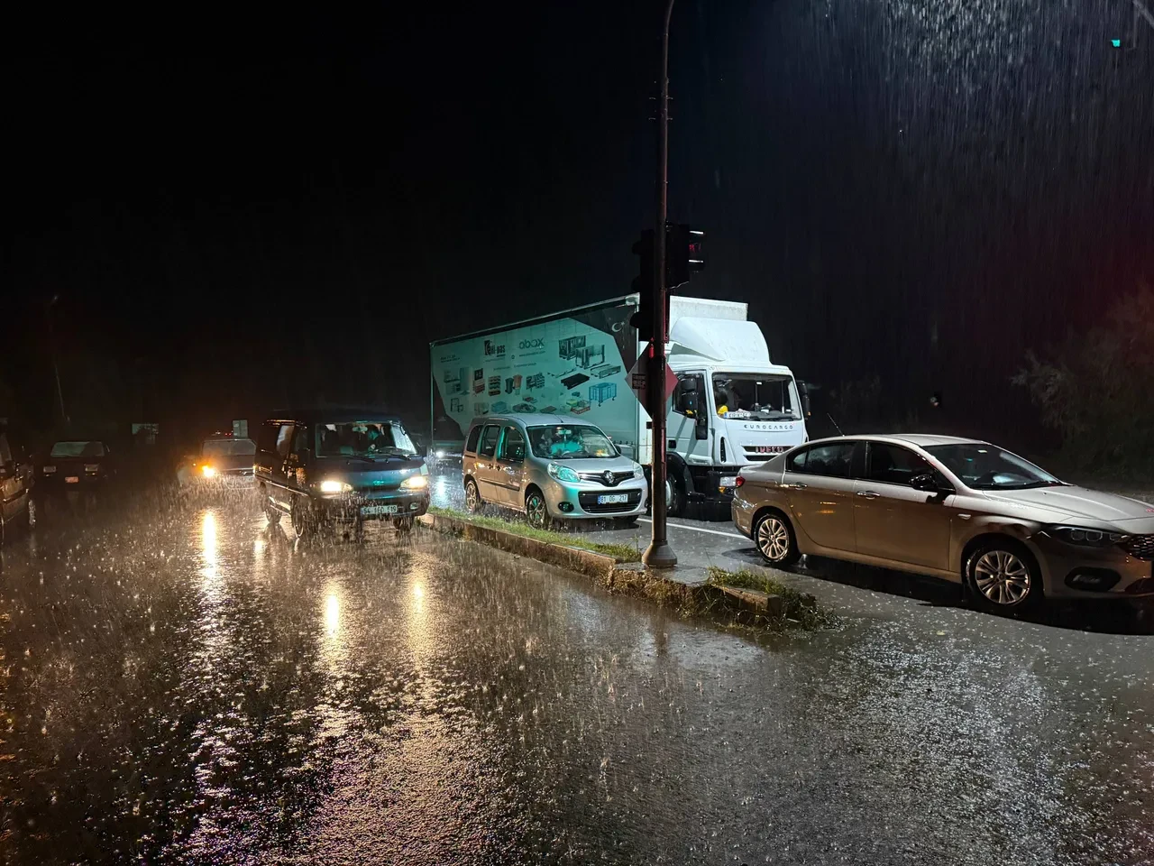 Sel hasarlı araç sahipleri dikkat! Otomobili sakın çalıştırmayın: En az 600 bin TL masraf çıkarıyor