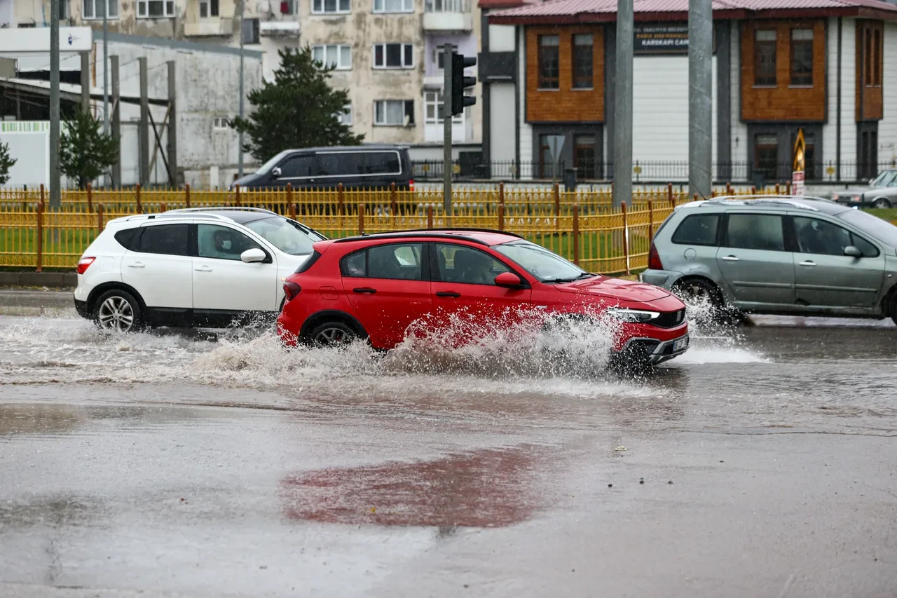 Sel hasarlı araç sahipleri dikkat! Otomobili sakın çalıştırmayın: En az 600 bin TL masraf çıkarıyor