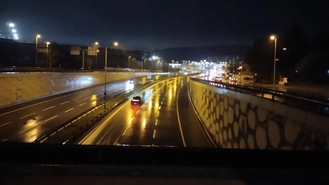 Şile Otoyolu'nu sel bastı! Ümraniye yönü trafiğe kapatıldı
