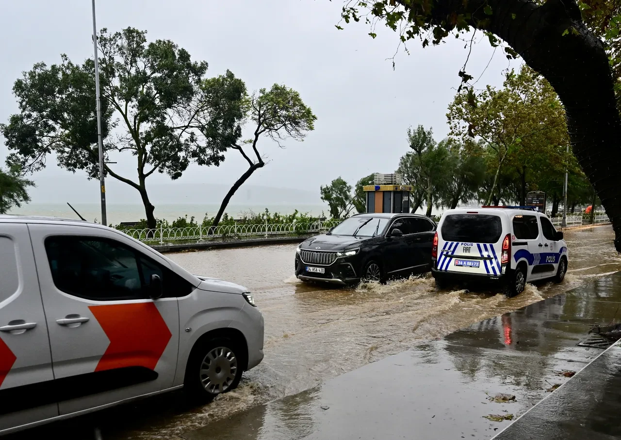 Vali Davut Gül açıkladı: İstanbul'da okullar yarın da tatil edildi