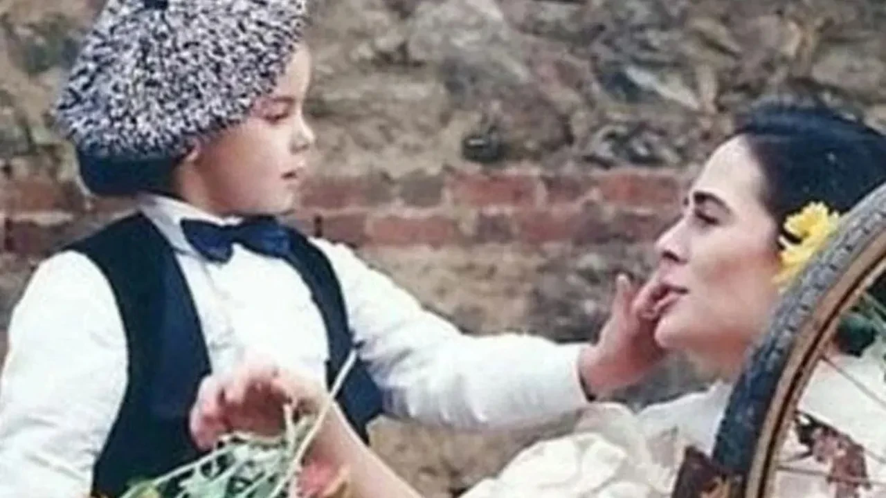 Arnavut Kaldırımı klibindeki çocuk Batuhan Aydar büyüdü! Görenler tanımakta zorluk çekiyor