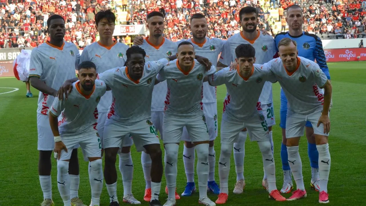 CANLI MAÇ ANLATIMI | Fenerbahçe ile Alanyaspor karşı karşıya geliyor