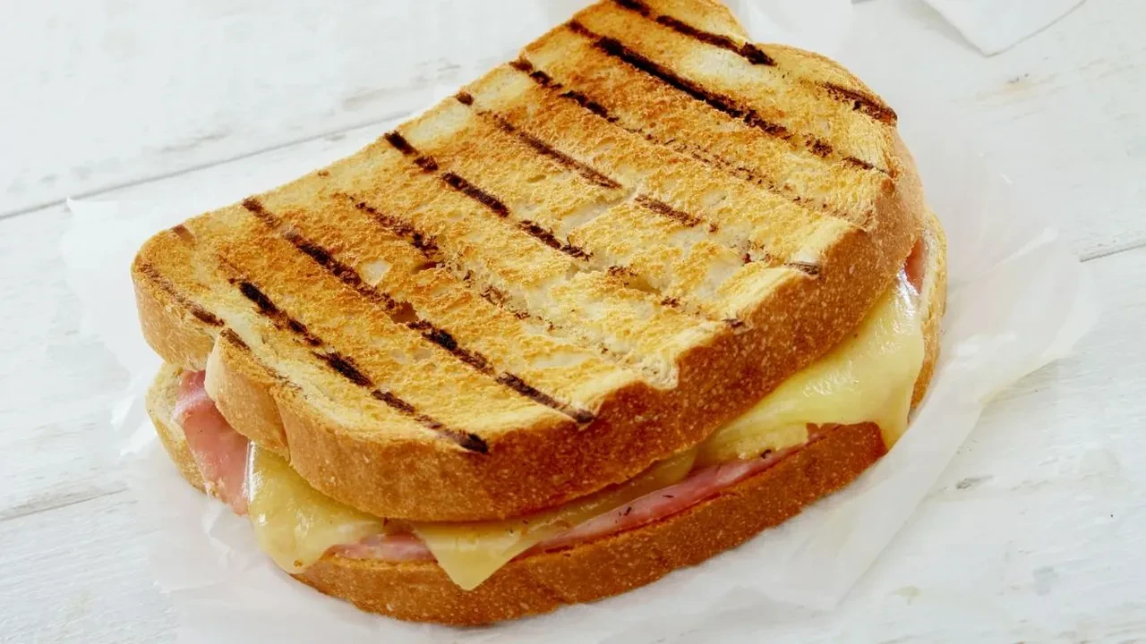 Ekşi mayalı ekmekten öyle bir tost yaptım ki! Dışı çıtır, içi yumuşacık 