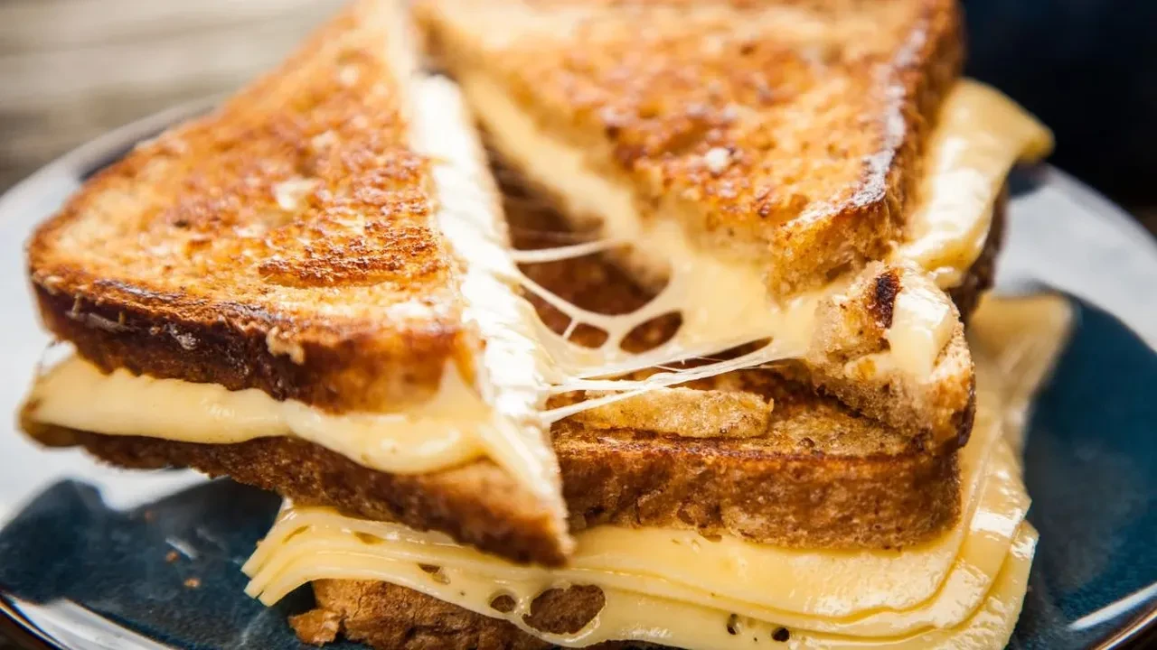 Ekşi mayalı ekmekten öyle bir tost yaptım ki! Dışı çıtır, içi yumuşacık 