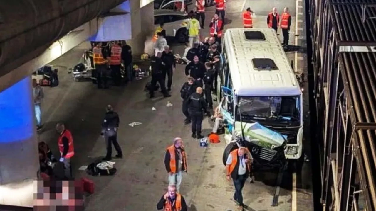 Fransa'da yük treni ile minibüs çarpıştı: 19 kişi yaralı