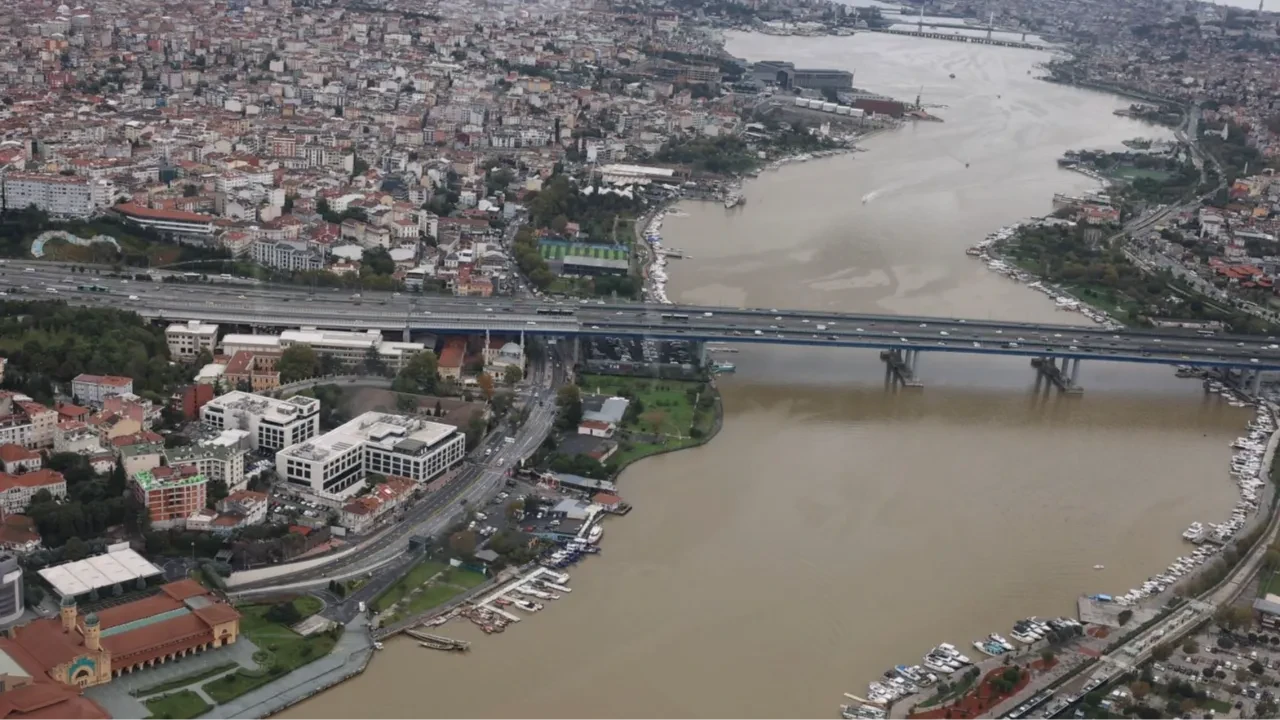 İstanbul'u vuran yağışların geride bıraktığı hasar emniyet kamerasına böyle yansıdı 