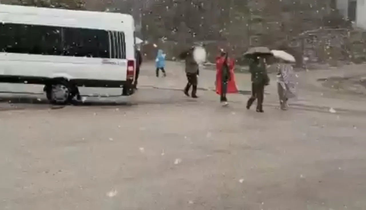 İstanbul'un hemen yanı başı: Yağmur yerini kara bıraktı, her yer beyaz örgüyle kaplandı