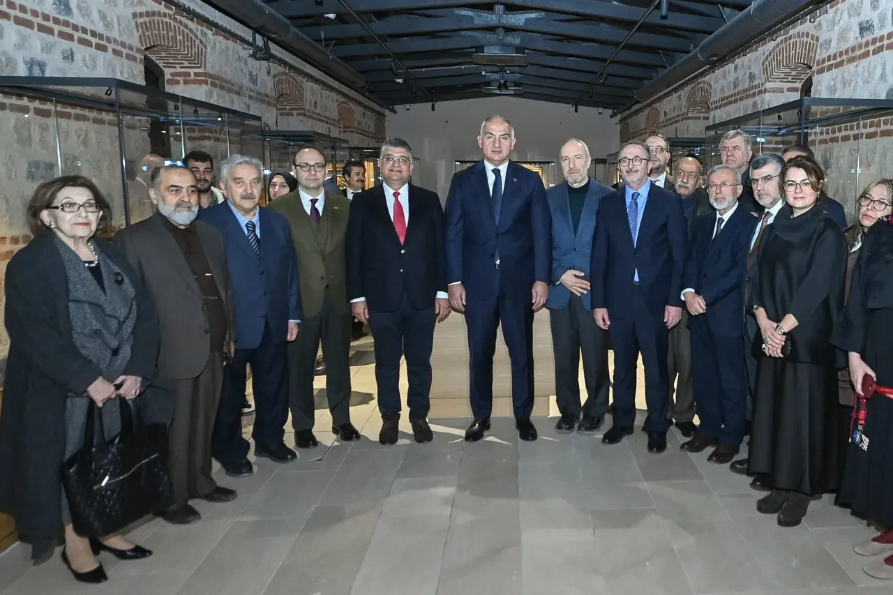 Kâbe’de imzası olan Türk hattattan milletine paha biçilmez armağan: Yüz binlerce basıldı, el yazması aslı Süleymaniye’ye emanet edildi!