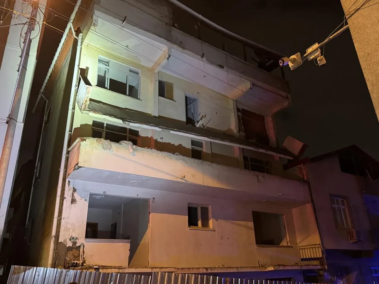 Kocaeli'de 6 ay önce boşaltılan binada çökme! Bitişikteki 2 kişi tahliye edildi