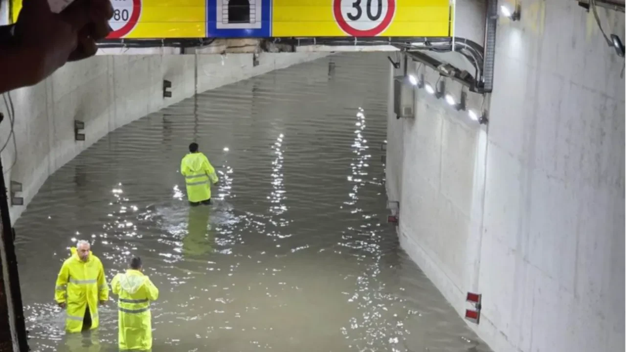 Mersin’de aniden bastıran şiddetli yağmur hayatı felç etti: Caddeler göle döndü, trafik durma noktasına geldi