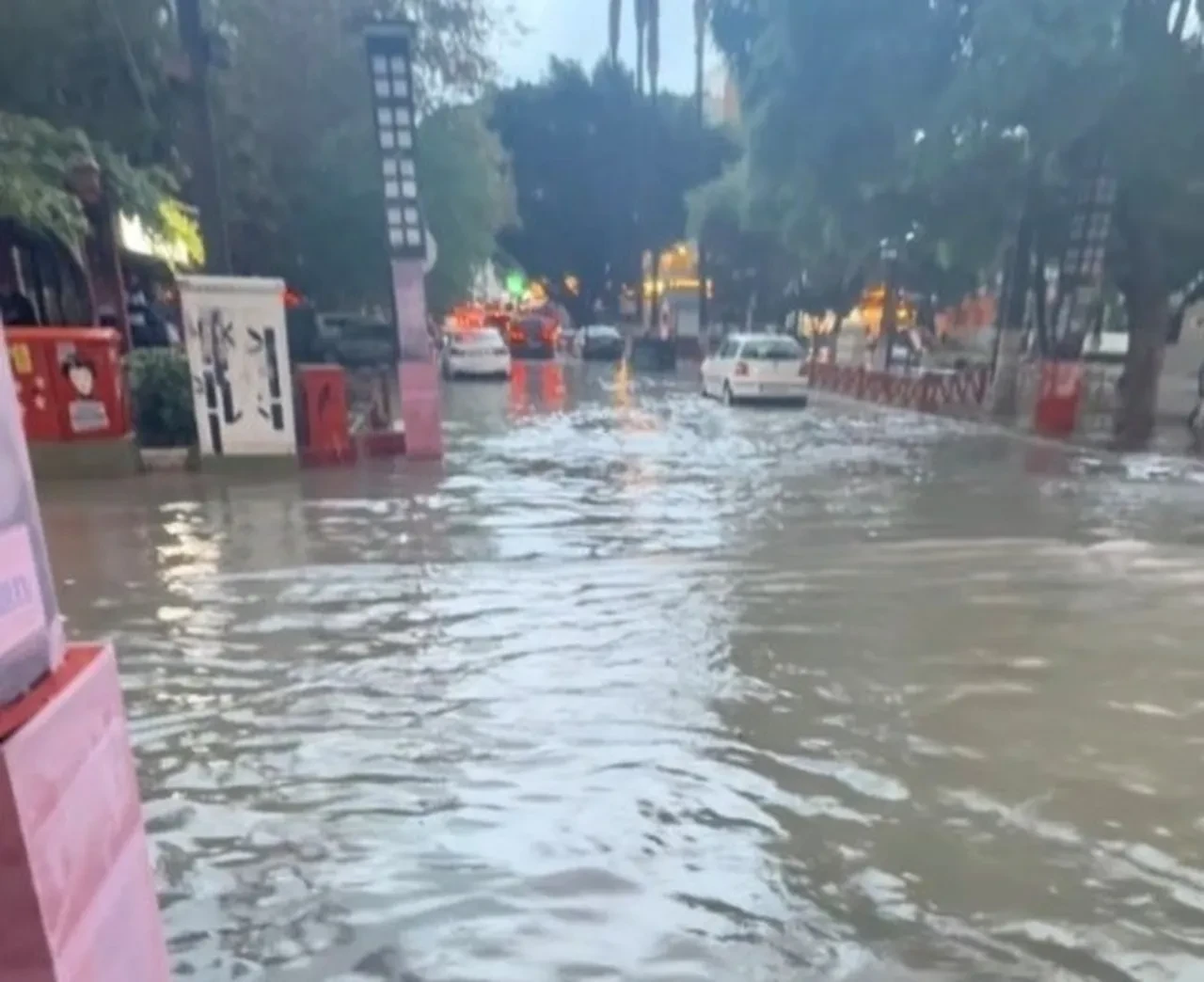 Mersin’de aniden bastıran şiddetli yağmur hayatı felç etti: Caddeler göle döndü, trafik durma noktasına geldi
