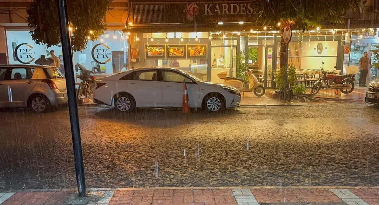 Mersin’de aniden bastıran şiddetli yağmur hayatı felç etti: Caddeler göle döndü, trafik durma noktasına geldi