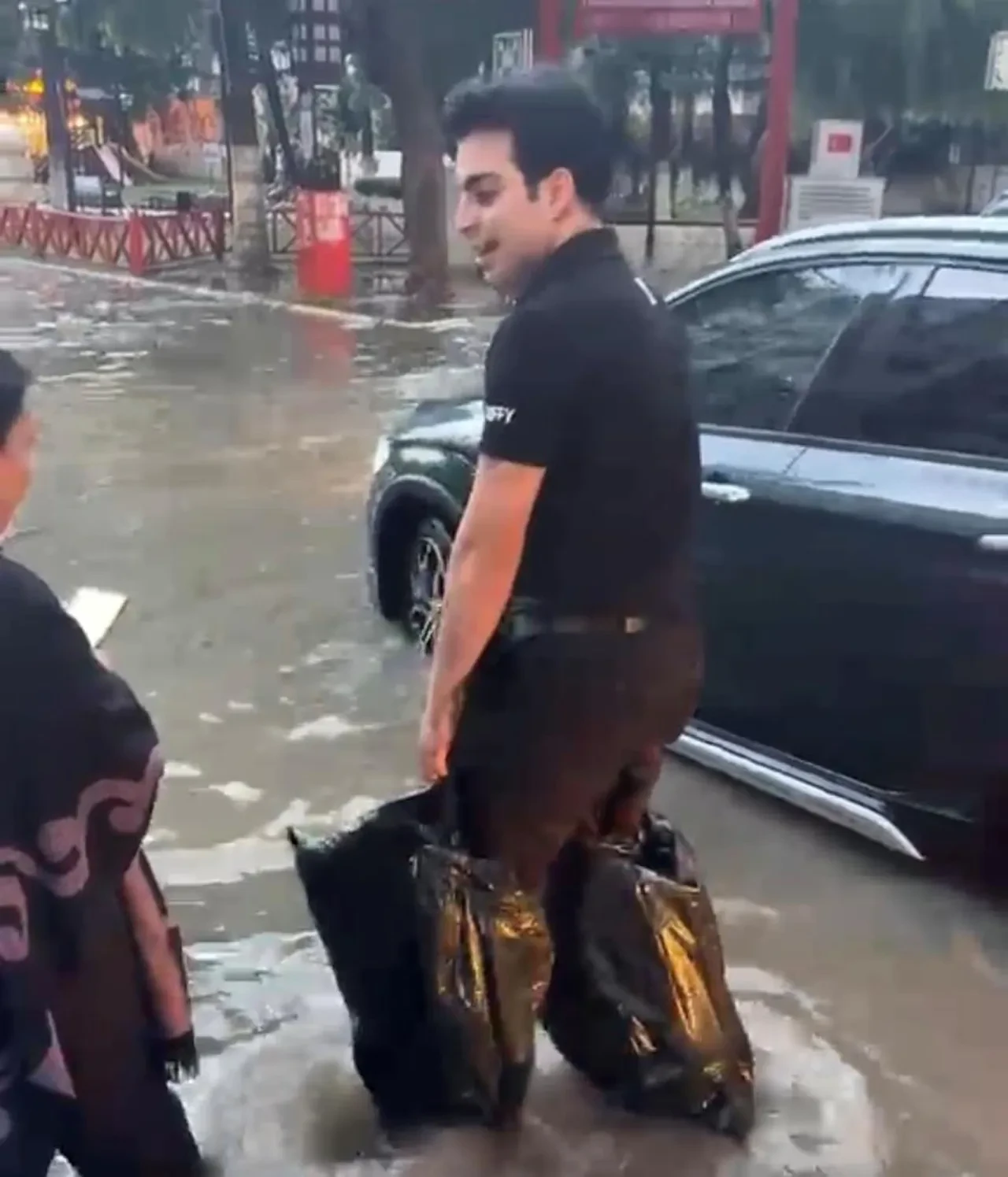 Mersin’de aniden bastıran şiddetli yağmur hayatı felç etti: Caddeler göle döndü, trafik durma noktasına geldi
