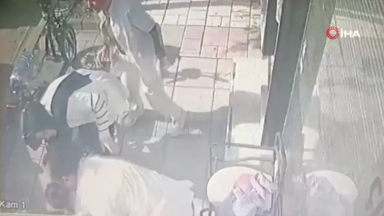 Nefes borusuna şeker kaçtı, heimlich manevrasıyla kurtarıldı! Küçük çocuğun zor anları kamerada 