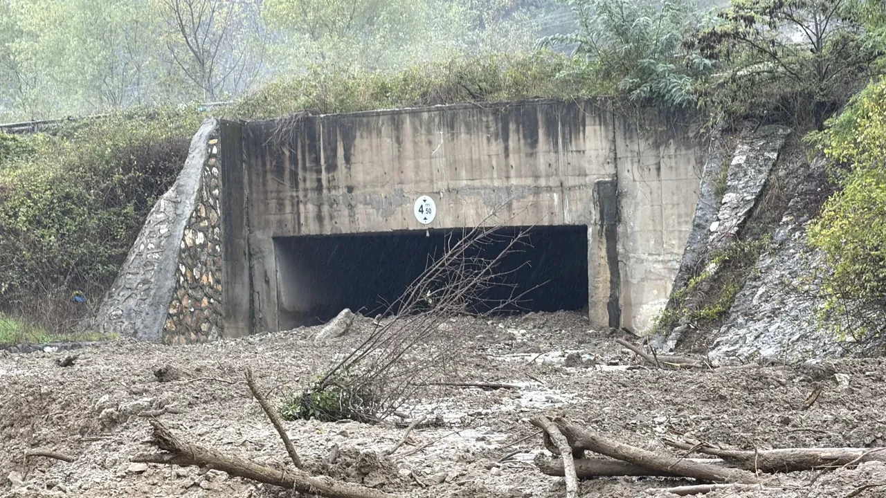 Sakarya'da sağanak sonrası toprak kaydı, iki mahalleye giriş kapandı