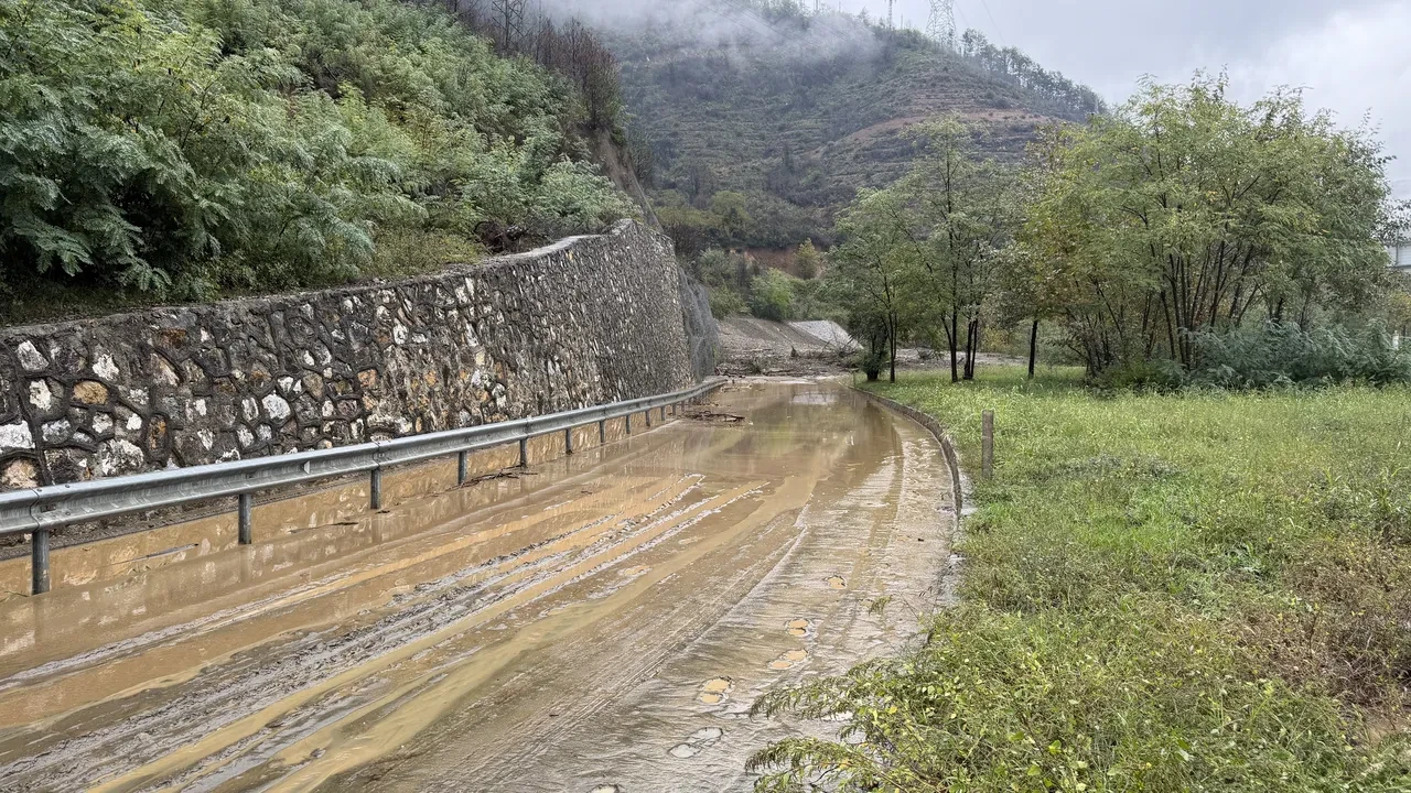 Sakarya'da sağanak sonrası toprak kaydı, iki mahalleye giriş kapandı