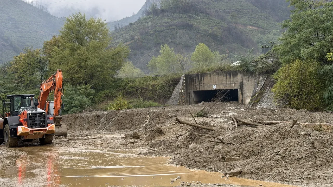 Sakarya'da sağanak sonrası toprak kaydı, iki mahalleye giriş kapandı