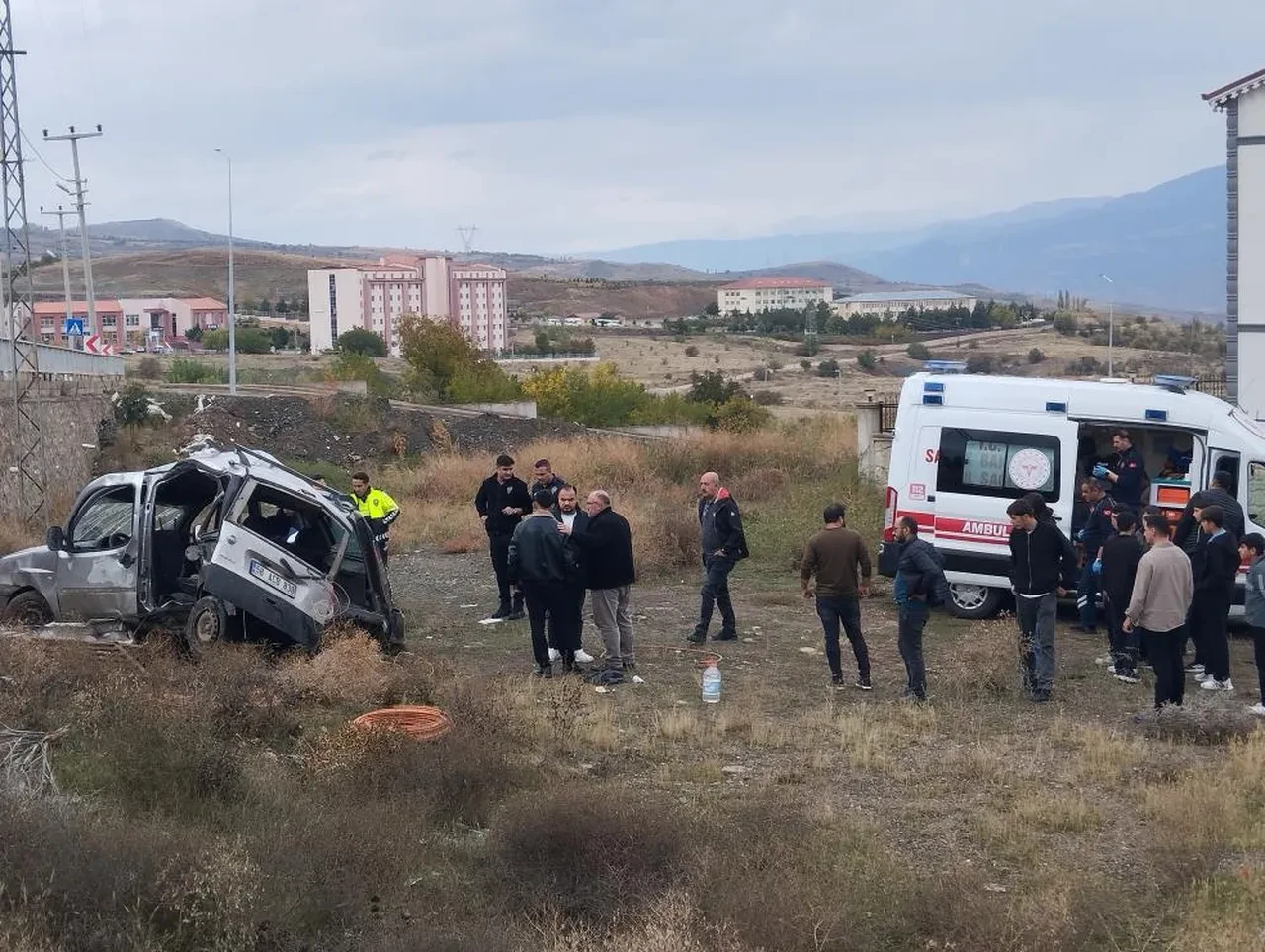 Sivas'ta feci kaza! Kontrolden çıkıp şarampole uçtu: 3'ü ağır 5 yaralı var