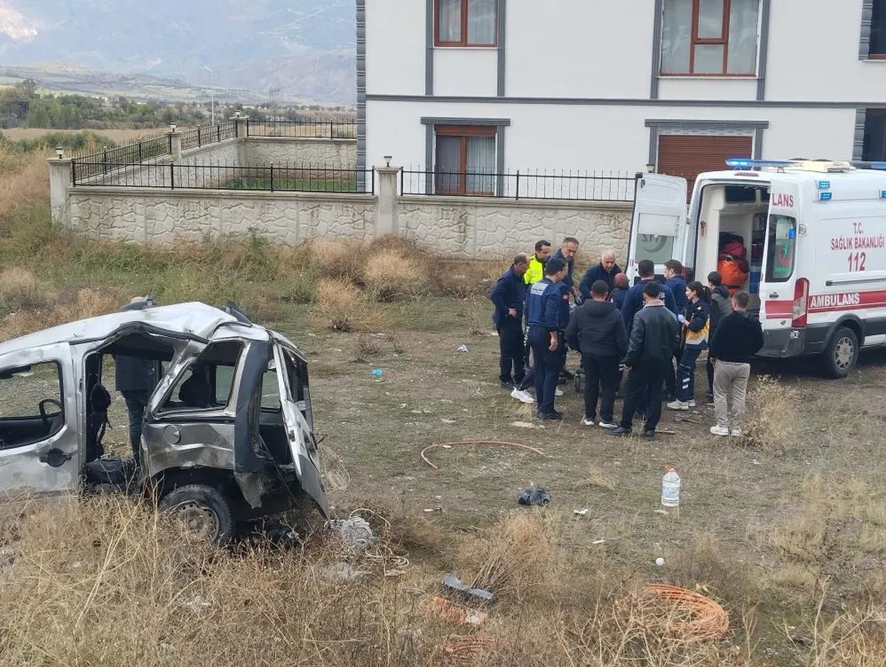 Sivas'ta feci kaza! Kontrolden çıkıp şarampole uçtu: 3'ü ağır 5 yaralı var