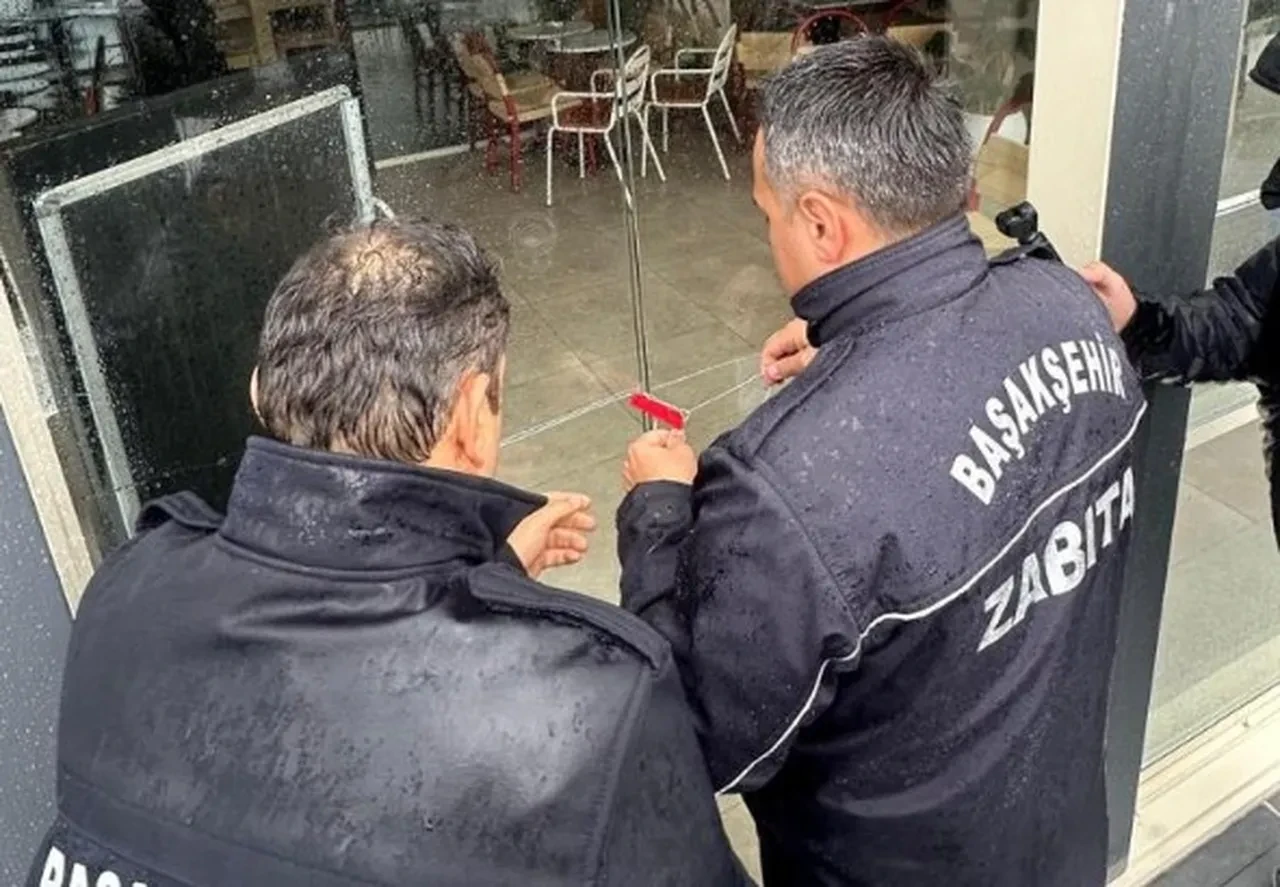 Skandal reklamın cezası kesildi: "Kız öğrenci yurdu karşındayız" diye ilan verdi, kafesi mühürlendi