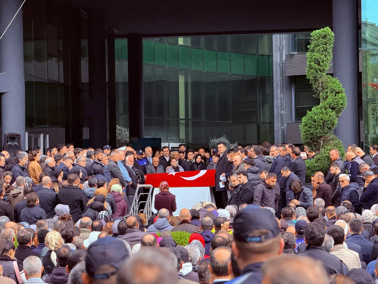 Üsküdar Belediye Başkan Vekili Dündar Ziya Gültekin'e veda! Cumhurbaşkanı Erdoğan, çocukların ellerini bırakmadı