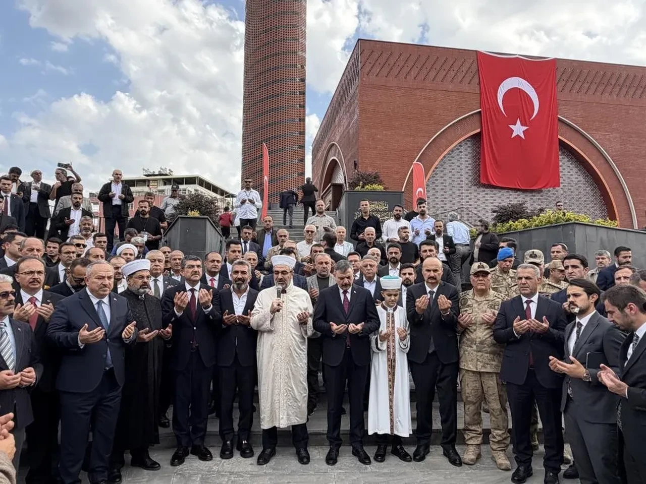 Bakan Çiftçi, Batman'da Kardeşlik Külliyesi Camisi'nin açılışına katıldı