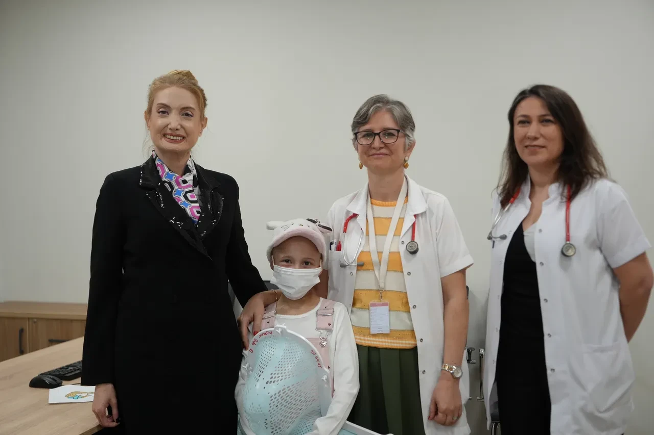 Boyundaki şişliği grip sanmayın! Küçük Ayşenur antibiyotiğe rağmen geçmeyen hastalığa direniyor