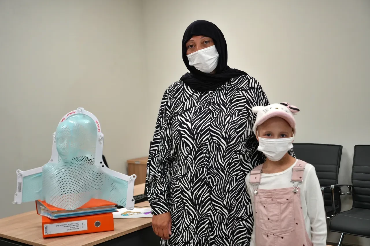Boyundaki şişliği grip sanmayın! Küçük Ayşenur antibiyotiğe rağmen geçmeyen hastalığa direniyor