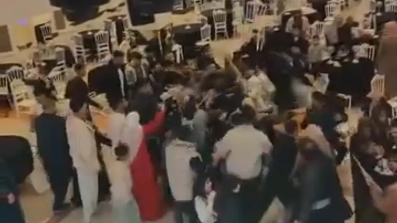 Düğün salonu değil adeta boks ringi! Takı sebebiyle çıkan rezillik kameralara yansıdı