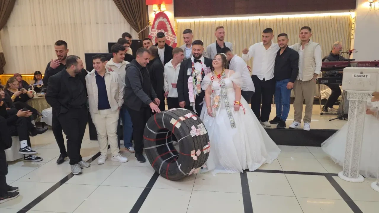 Düğün takısında altın yerine tır lastiği taktılar