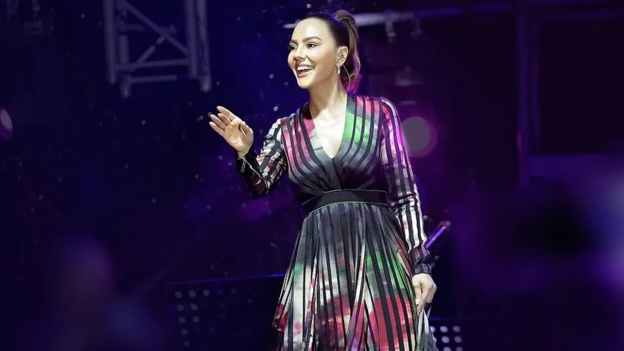 Ebru Gündeş 27 yıl sonra o şarkıyla sahneye döndü! Herkesin hatırladığı o an yeniden gündemde