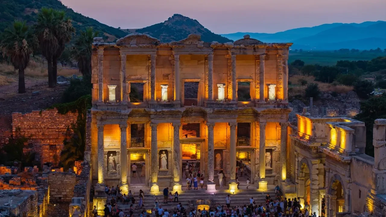 Efes zirvede, Galata Kulesi ikinci, Hierapolis üçüncü sırada! Bakan Ersoy: Gece müzeciliğinde ziyaretçi sayımız yüzde 32 arttı