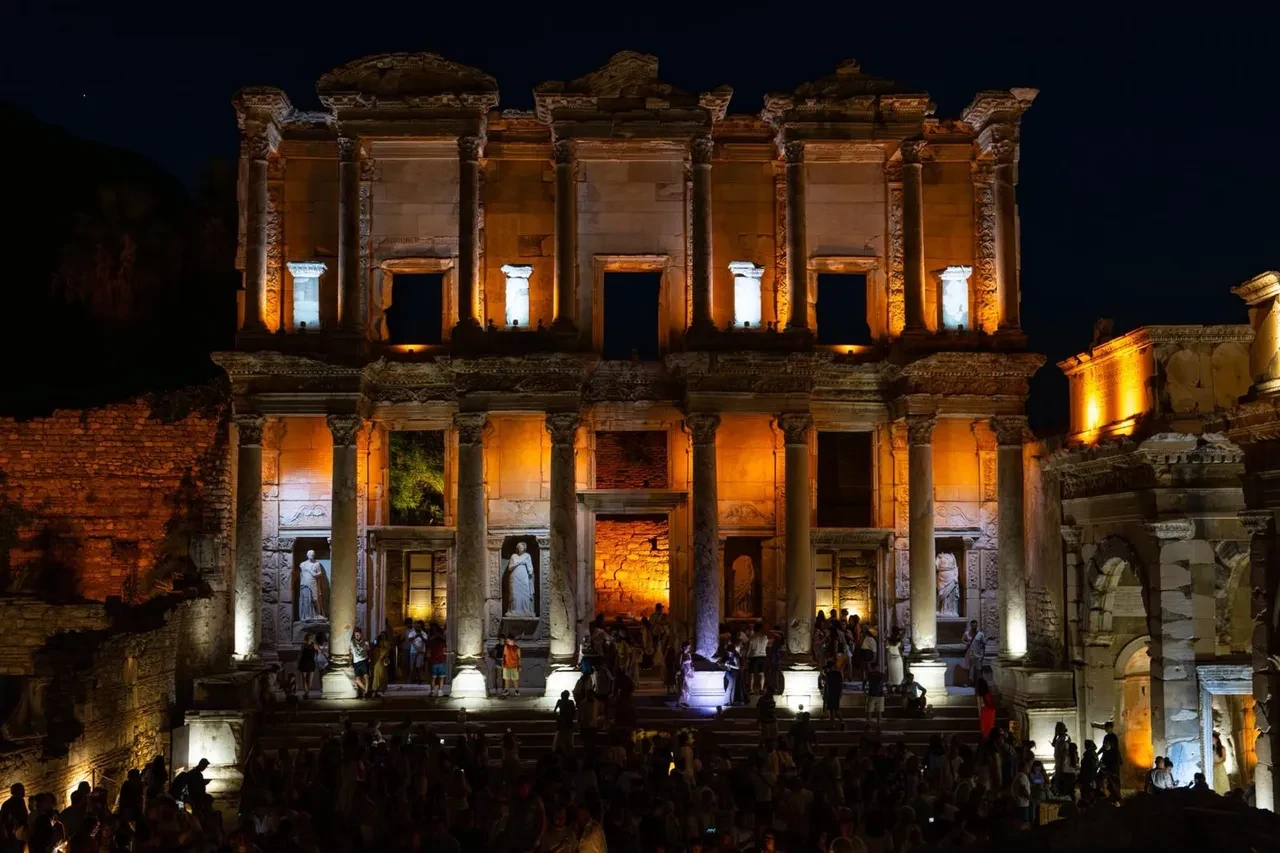 Efes zirvede, Galata Kulesi ikinci, Hierapolis üçüncü sırada! Bakan Ersoy: Gece müzeciliğinde ziyaretçi sayımız yüzde 32 arttı