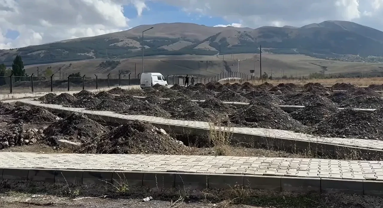 Erzurum'da mezar kazısında korku dolu anlar: Patlamamış halde bulundu, ekipler alarma geçti