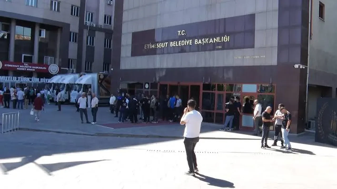 Etimesgut Belediyesi'ne yeni operasyon: 2 başkan yardımcısı dahil 7 kişi tutuklandı