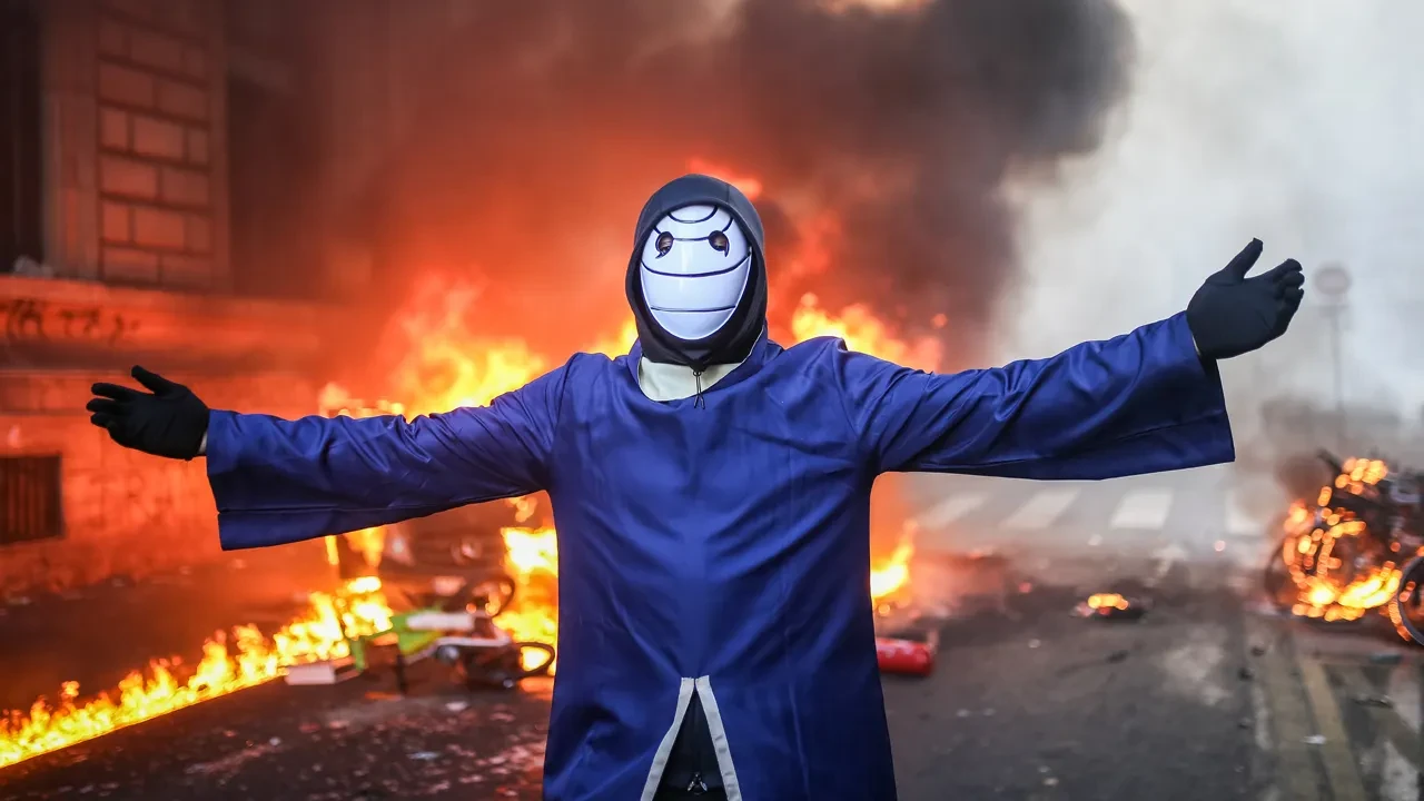 Fransa yangın yerine döndü! Tarihi bina ateşe verildi, mağazalar yağmalandı: Çok sayıda protestocu gözaltında