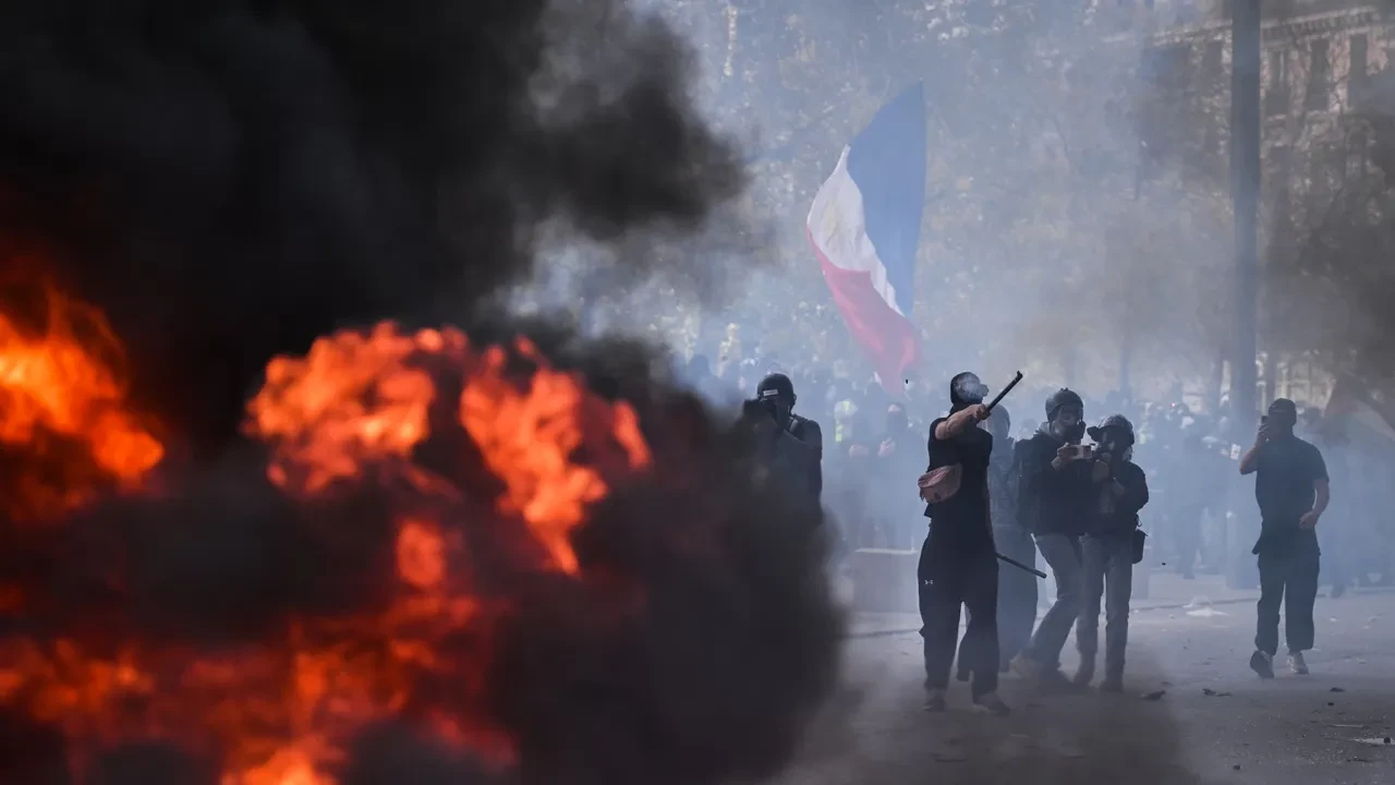 Fransa yangın yerine döndü! Tarihi bina ateşe verildi, mağazalar yağmalandı: Çok sayıda protestocu gözaltında