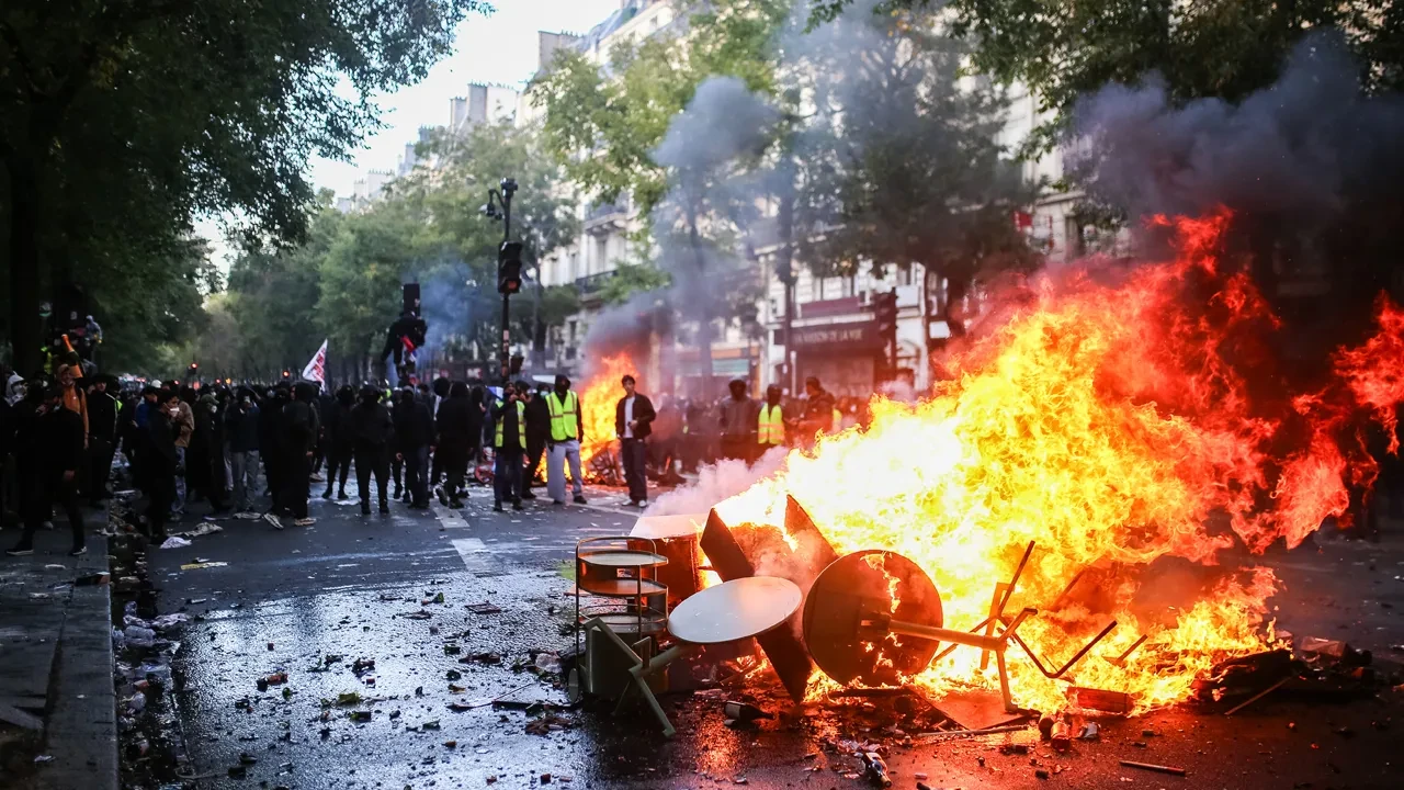 Fransa yangın yerine döndü! Tarihi bina ateşe verildi, mağazalar yağmalandı: Çok sayıda protestocu gözaltında