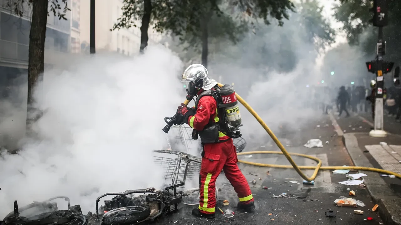 Fransa yangın yerine döndü! Tarihi bina ateşe verildi, mağazalar yağmalandı: Çok sayıda protestocu gözaltında